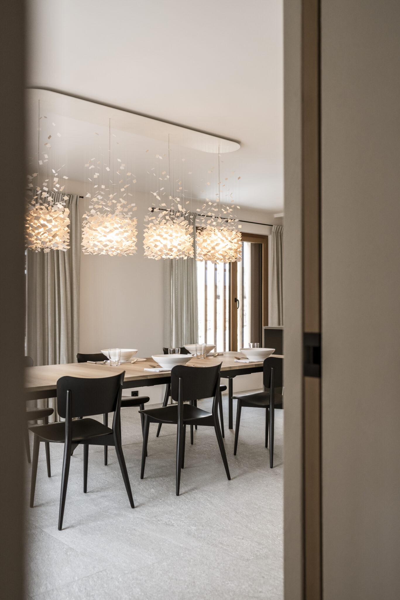 Chesa Aratsch, Via Giarsun, Pontresina, ehemals Pension Hauser, Esszimmer, Esstischleuchte, Lampe, Berge, Chalet